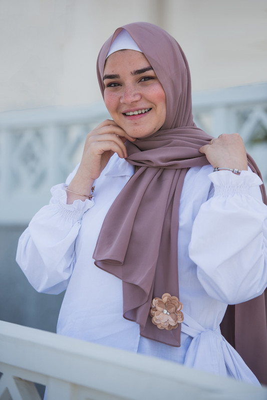 hijabi model in EMMA Scarf Dazzle in Mauve smiling at camera