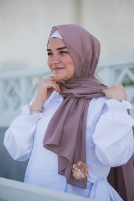 hijabi model in EMMA Scarf Dazzle in Mauve looking to the side