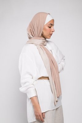side profile of hijabi model in EMMA Scarf Caramelized sugar. in the colors biege and cafe