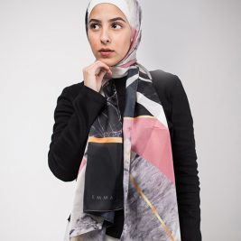 Hijabi model in EMMA Scarf Retro Classic