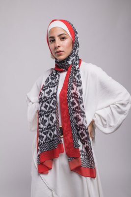 Hijabi model in EMMA Scarf Aztec Rouge with red border