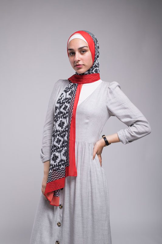 Hijabi model in EMMA Scarf Aztec Rouge with her hand on her waist