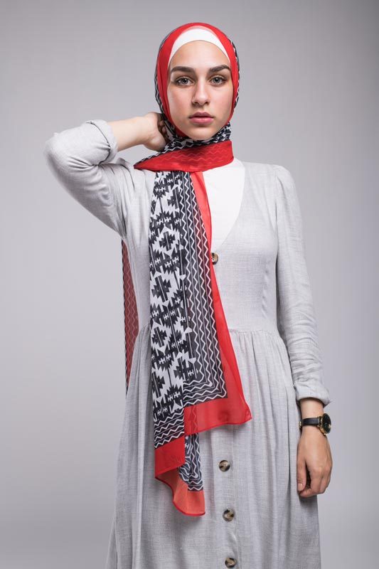 Hijabi model in EMMA Scarf Aztec Rouge in a grey dress