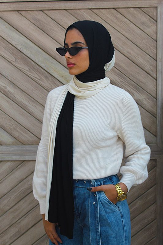 Light skinned Muslim girl wearing EMMA Jersey Scarf Check Mate in the colors cream and black