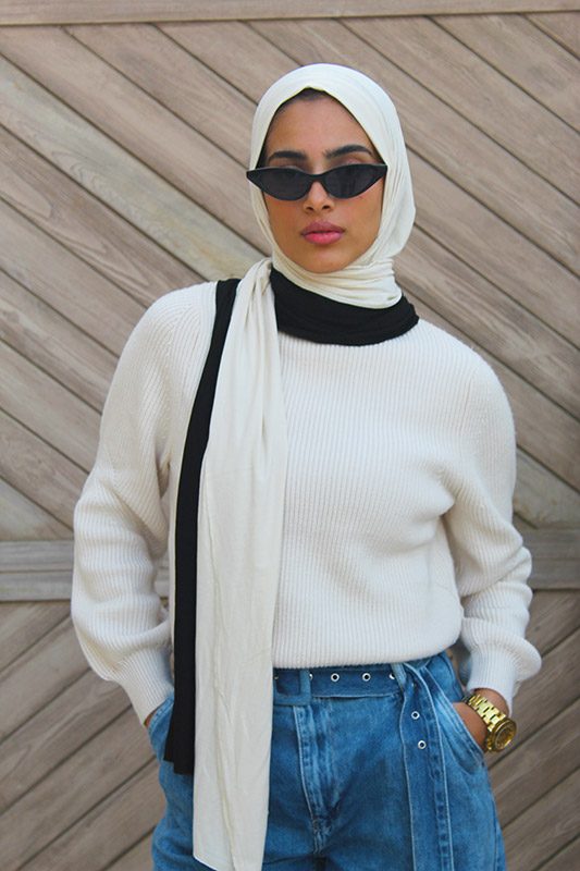 Light skinned Muslim girl wearing EMMA Jersey Scarf Check Mate in the colors cream and black