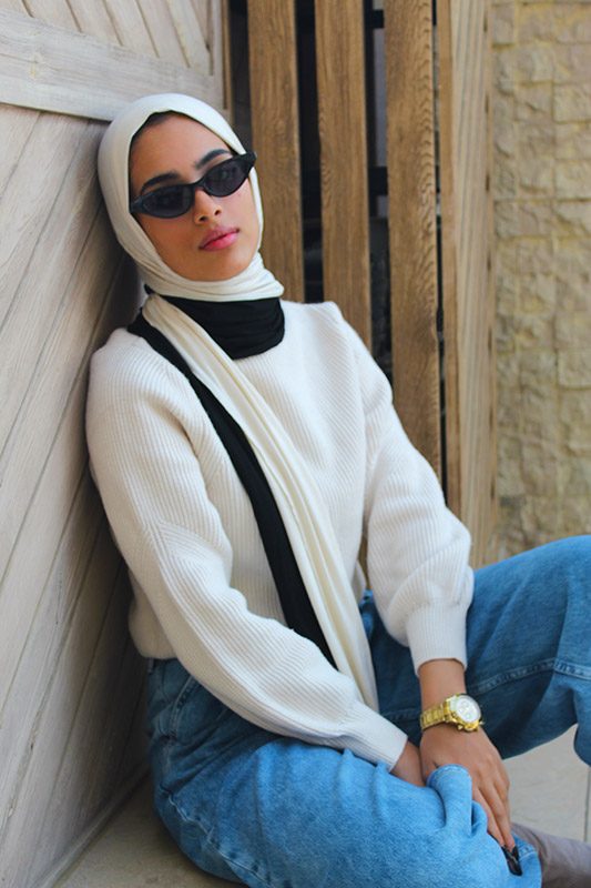 Light skinned Muslim girl wearing EMMA Jersey Scarf Check Mate in the colors cream and black