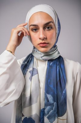 hijabi Model in EMMA Satin Hijab Pareisienne Azure, in the colors of grey, blue and gold