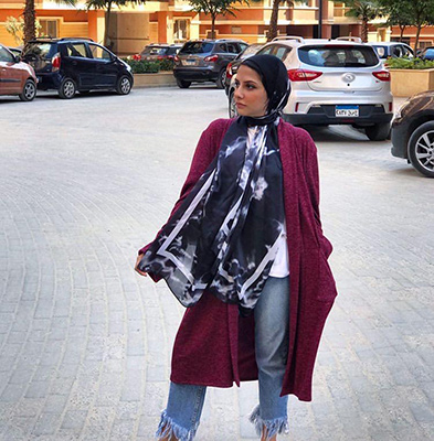 EMMA Customer posing in her EMMA hijab Black Marble