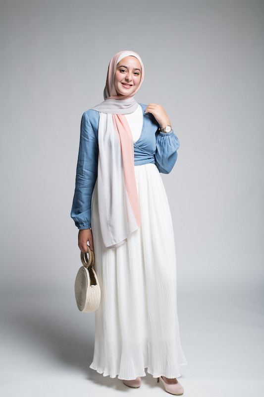 Hijabi Model styling EMMA Scarf Peach N vanilla , smiling at camera
