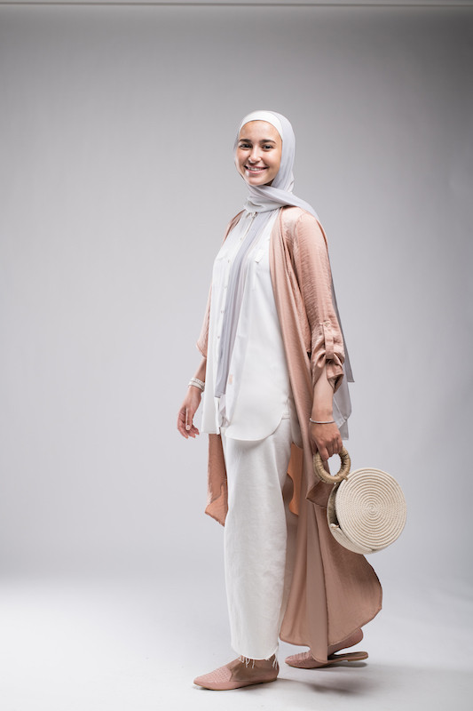 Hijabi model in EMMA Scarf Vanilla Ice with white zara jeans and white top
