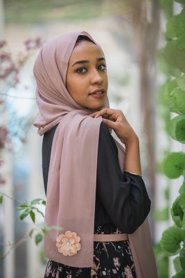 hijabi model in EMMA Scarf Dazzle In Mauve with a sequential flower