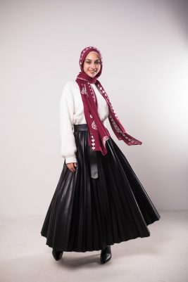 hijabi model in EMMA Scarf Love Me burgundy with scarf flowing
