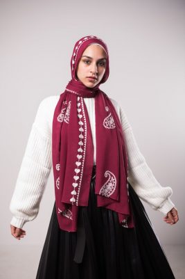 hijabi model in EMMA Scarf Love me burgundy