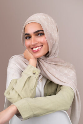 Signé Beige by EMMA. Beige chiffon hijab.